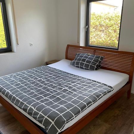 Bungalow In Ruhiger Siedlung Mit Stellplatz Landshut Exteriér fotografie
