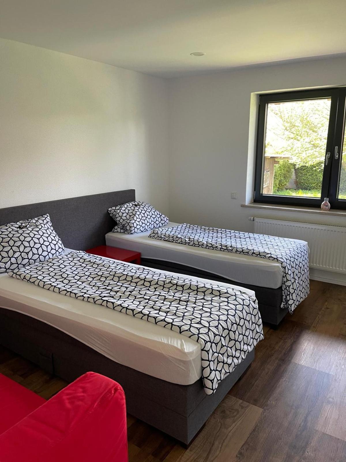 Bungalow In Ruhiger Siedlung Mit Stellplatz Landshut Exteriér fotografie